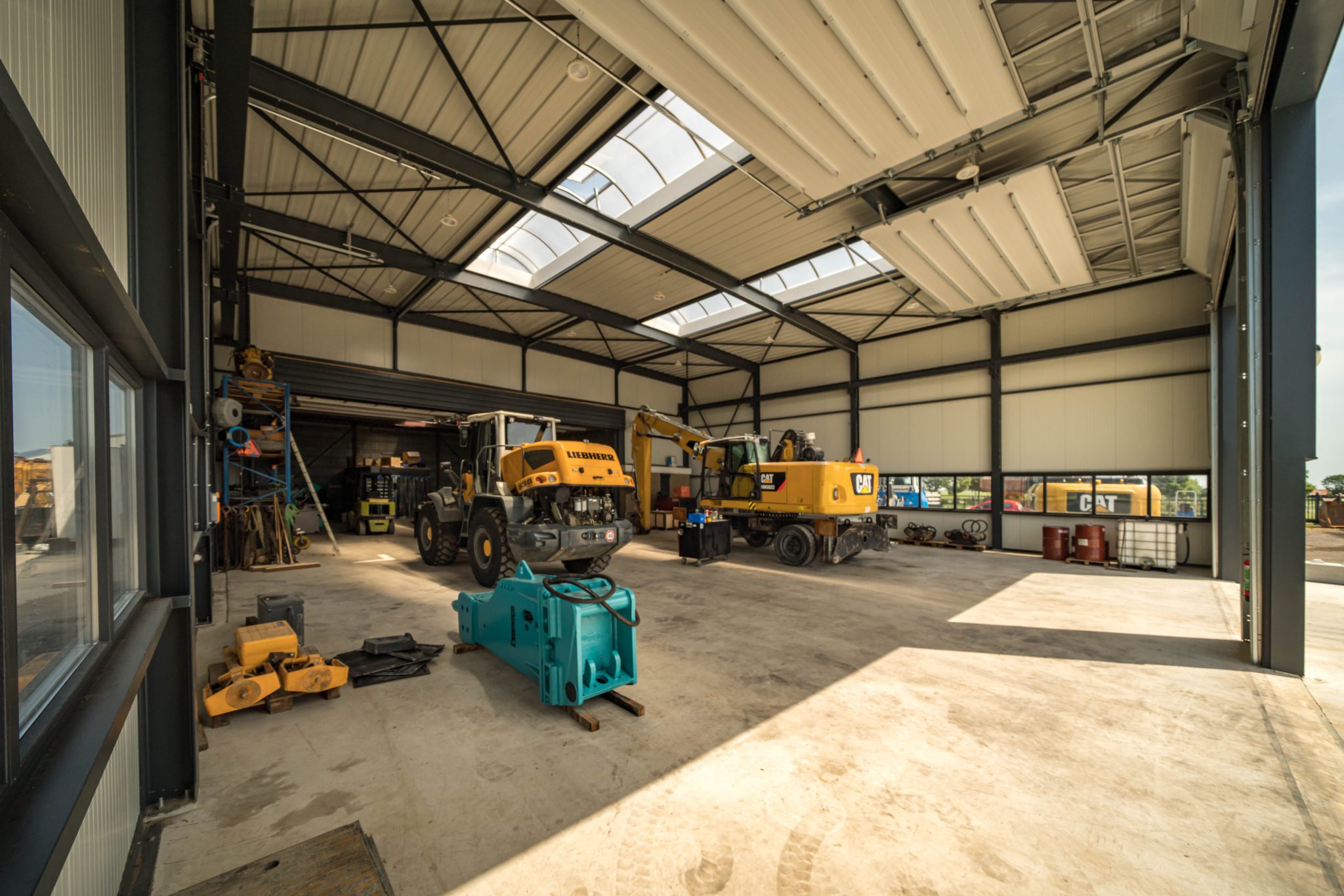 Monteur aan het werk in de werkplaats van Schots Machinery